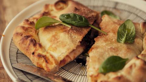 Pinaatti-lohi pizza calzone